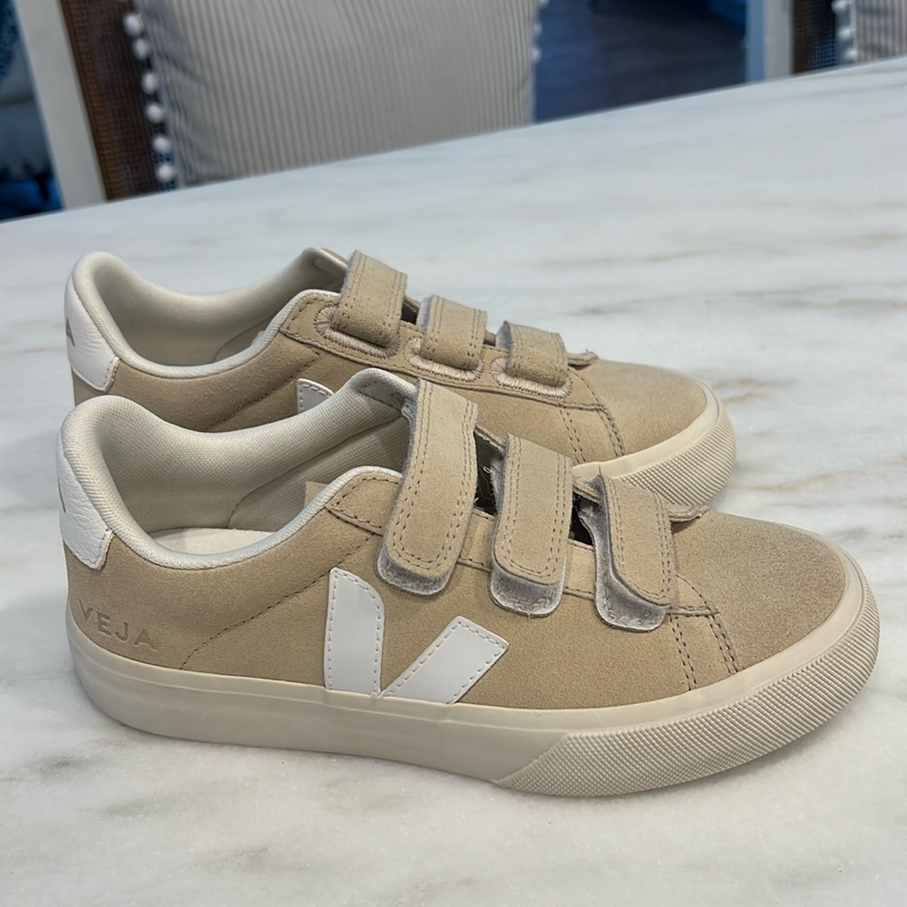 Brand new Women’s or girls Veja suede sneakers in light brown / Khaki / tan sz 5